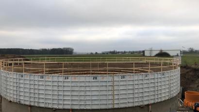 Bild: ak
Das Nachklärbecken ist bereits im unteren Teil betoniert und der obere Teil eingeschalt.