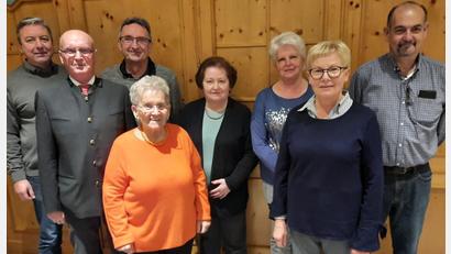 Bild: exb
Der VdK-Ortsverband Freudenberg-Wutschdorf wählt einen neuen Vorstands (von links): Schriftführer Armin Fellner, Vorsitzender Peter Jakubowicz, Beirat Erich Daucher, Frauenbeauftragte Johanna Pongratz, Kreisvorsitzende Marianne Kies-Baldasty, Beirätin Gertraud Binner, Zweite Vorsitzende Marianne Gradl und Kassier Michael Meiler.