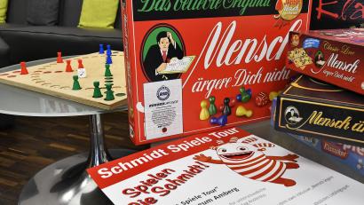 Bild: Petra Hartl
Der Spiele bleiben eingepackt – vorerst. Denn das Stadtmuseum Amberg sagt wegen der derzeitigen Corona-Lage seine für Samstag, 27. November, geplante Schmidt-Spiele-Tour ab. Der Spieleaktionstag soll aber nachgeholt werden.