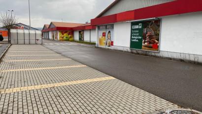 Bild: Wilhelm Amann
Für die Diendorfer ein Ärgernis: Nach der Rewe-Schließung am Angerweiher wird es in ihrem Stadtteil auf absehbare Zeit keinen Vollsortimenter mehr geben. Ein vertraglich gesichertes Anrecht gibt es nicht.