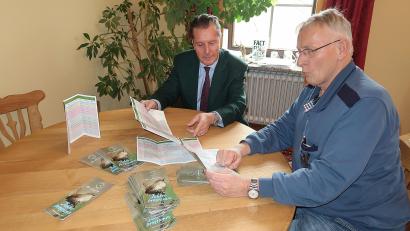 Archivbild: bsc
Das Veranstaltungsprogramm präsentierten Naturpark-Vorsitzender Eberhard Freiherr von Gemmingen-Hornberg (links) und Geschäftsführer Ernst Tippmann im Jahr 2019 gemeinsam. Eine von vielen Aktionen über viele Jahre hinweg. Jetzt kam es aber zum Bruch, da das Vertrauensverhältnis nicht mehr gegeben sei, sagen sowohl Tippmann als auch der Baron.
