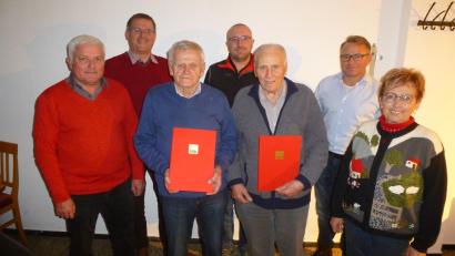 Bild: bk
Seit 50 Jahren stehen Karl Klier und Adolf Schuller ( Zweiter und Dritter von links) die aktiv zur SPD. Ihnen gratulierten (von links) Reinhold Tafelmeyer, Rainer Vater, Jürgen Oheim, Wolfgang Braun und Johanna Krauß.