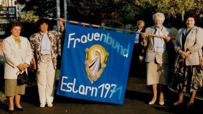 Archivbild: gz
1989 präsentierten die Frauen um Vorsitzender Berta Wildenauer (2.v.r.) nach dem Segen die neue, leichtere Vereinsfahne. 1996 übernahm Katharina Rossmann (2.v.l.) den Vereinsvorsitz.
