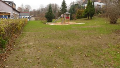 Bild: rn
Die Gestaltung des künftiges Spielplatzes der Kindertagesstätte hat bereits begonnen. Auch die Rasensaat ist aufgegangen.