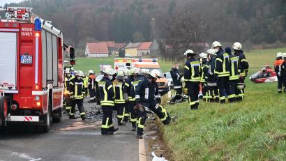Bild: gf
Ein Großaufgebot an Rettungskräften ist nach einem Frontalzusammenstoß auf der AS36 bei Wolfertsfeld (Gemeinde Birgland) an die Unfallstelle ausgerückt. Für einen 60-Jährigen kam jede Rettung zu spät, er erlag an der Unfallstelle seinen schweren Verletzungen.