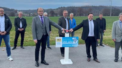 Bild: Hirsch
Heimatminister Albert Füracker und der Teublitzer Bürgermeister Thomas Beer schalteten in Premberg im Beisein zahlreicher Mandatsträger den 30 000. Hotspot frei.