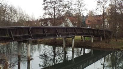 Bild: e
Der Steg in Theuern wird aufgrund seines maroden Zustandes abgerissen. Stehen bleiben nur die Fundamente in der Vils. Ab Donnerstag, 25. November, wird die Holzbrücke abgetragen.