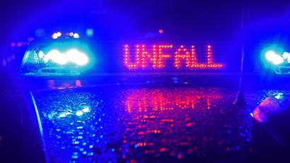 Symbolbild: Stefan Puchner/dpa
Während einer Unfallaufnahme spiegelt sich der Schriftzug „Unfall“ auf dem Dach eines Polizeiwagens.