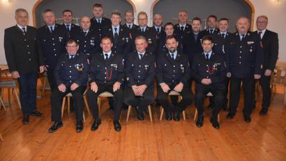 Bild: jr
Viele Aktive der Feuerwehren in der Gemeinde Konnersreuth wurden für 25 und 40 Jahre aktiven Dienst mit staatlichen Ehrenzeichen des Bayerischen Innenministeriums ausgezeichnet. Im Bild die Geehrten mit Landrat Roland Grillmeier (links), sowie (von rechts) Bürgermeister Max Bindl, Kreisbrandrat Andreas Wührl, Kommandant Stefan Kreuzer, Kreisbrandinspektor Stefan Gleißner, sowie Kreisbrandmeister Wolfgang Wedlich (Sechster von rechts).