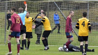 Bild: Hubert Ziegler
Gelb-Rote Karte, die zweite: Christoph Dietrich (Dritter von links) wird vom Schiedsrichter vom Feld geschickt, nachdem er ein Foul an dem am Boden liegenden Grafenwöhrer Torhüter Rene Wächter begangen hatte. Michael Hirschmann vom SV Hahnbach (rechts daneben) protestiert vergeblich.