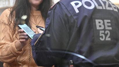 Symbolbild: Hans Punz/dpa
Nicht nur die Polizei schaut bei Impfnachweisen genau hin. Vor Diskotheken in Weiden tun das die Kontrolleure ebenso