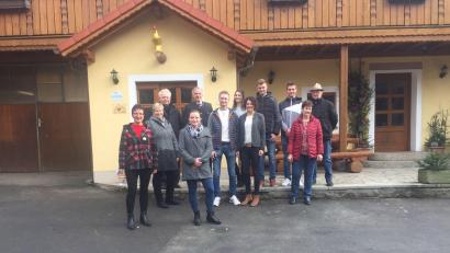 Bild: AELF Tirschenreuth/exb
Die Familie Kraus zeigt sich gemeinsam mit den Ehrengästen im Innenhof des Urlaubshofes vor den frisch renovierten Ferienwohnungen. Von Links nach rechts sind zu sehen: Doris Eckl vom AELF Tirschenreuth-Weiden, Irmgard Zintl vom BBV, Peter Gold, Zweiter Bürgermeister von Tirschenreuth, Stephanie Wenisch, Tourismusreferentin, Landrat Roland Grillmeier, Rainer Kraus, Leonie Kraus, Christine Kraus, Valentin Kraus, Nikolas Kraus, Hermine Kraus, Willy Kraus.
