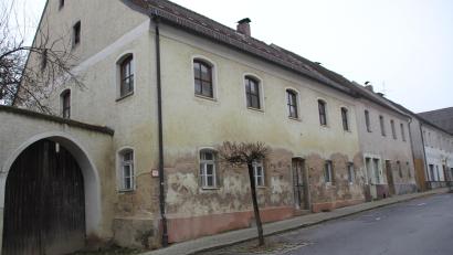 Bild: frd
Etliche Leerstände prägen das Bild der Nabburger Straße. Doch die großen, ungenutzten Freiflächen hinter den Gebäuden bieten ein großes Gestaltungspotenzial, um die Wohnqualität in der Altstadt zu steigern.