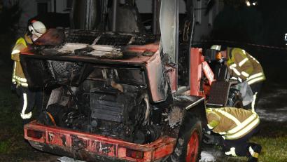 Bild: Gerhard Franz
Der ausgebrannte Radlader, der am späten Samstagnachmittag in Kienlohe Feuer gefangen hatte.