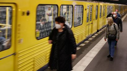 Symbolbild: Carsten Koall/dpa
Wohl ab der kommenden Woche gilt in Bussen und Bahnen die 3G-Pflicht. Die Bundesregierung geht von Mittwoch aus.