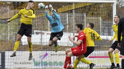 Bild: Hubert Ziegler
Mario Schmien (links) vom FC Amberg, Führungstorschütze zum 1:0, springt in dieser Szene nach einer Ecke der Passauer am höchsten, FC-Torhüter Manuel Baumgärtner (Zweiter von links) faustet den Ball aus der Gefahrenzone, während Tobias Götz und Matthias Brinster (von rechts) den Passauer Gabriel Bauer (Dritter von rechts) gemeinsam in Schach halten.