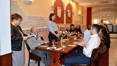 Bild: &quot;Leben Plus&quot;/exb
Mit einem Essen im Restaurant Santorini sagte „Leben plus“-Quartiersmanagerin Cornelia Stahl (links) den rund 30 ehrenamtlichen Helfern Danke für ihren Einsatz.