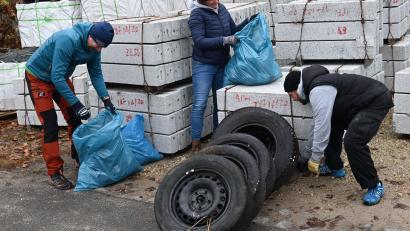 Bild: gf
Ein kompletter Satz Reifen nebst Felgen holten die Müllsammler aus dem Gebüsch um den Parkplatz der Kirche St. Michael. Gut getarnt hinter den dort gelagerten Granitrandsteifen hatte ein unbekannter Umweltsünder dort seine Altreifen entsorgt.