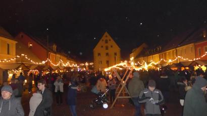 Bild: mor
Ein Bild aus normalen Zeiten. Der Oberpfälzer Adventsmarkt in Grafenwöhr wurde schon vor dem Aus für alle Märkte im Freistaat wegen Corona abgesagt.