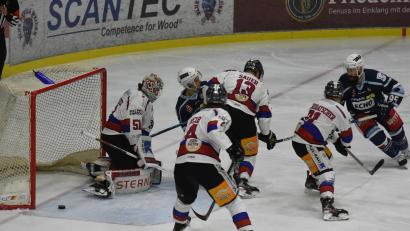 Bild: gb
Die Blue Devils kassierten am Sonntag gegen den Deggendorfer SC mit 2:3 nach Verlängerung die erste Heimniederlage in dieser Saison. Hier sorgen Barry Noe (rechts) und Joey Luknowsky für Gefahr, doch die Scheibe rutscht knapp am Gästekasten vorbei.