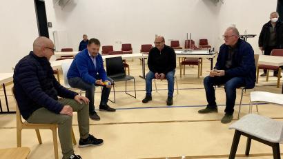 Bild: Eichl
Die ersten Gemeinderäte testen die Stuhlmodelle. Auf ihren Favoriten sitzen von rechts Otto Müller, Johann Simon, Bürgermeister Markus Ludwig und Peter Fleischmann.