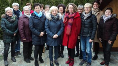Bild: Kochherr/exb 
Susanne Kochherr, Karola Beer und Christiane Zimmer (vordere Reihe, Dritte bis Fünfte von rechts) sind weiter die Vorsitzenden des Frauenbundes.
