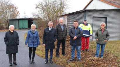Bild: Stadt Tirschenreuth/exb
Franz Stahl (Dritter von links) und Stadtkämmerei August Trißl (Mitte) mit Monika Seidel (Zweite von links), ihrem Stellvertreter Oliver Zrenner (Dritter von rechts) sowie den Vereinsmitgliedern Geroldine Ondrusek (links), Annelies Müller (rechts) und Ewald Oppl (Zweiter von rechts) vor der wieder hergerichteten Garage. Hinten links ist der Containerstellplatz mit seiner neuen Überdachung zu sehen.