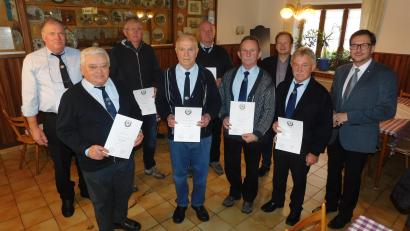 Bild: hai
Sie gehören zu den treuesten Mitgliedern im Verein: Martin Zimmermann, Günther Vogel, Günther Bauer, Adolf Preißinger, Konrad Frank, Albert Kauper und Manfred Kauper (von links). Es gratulierten Bürgermeister Christian Porsch (Dritter von rechts) und Dritter Bürgermeister Franc Dierl (rechts).