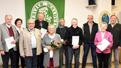 Bild: bgm
OWV-Vorsitzender Rudolf Bäumler (Dritter von links) zeichnete beim Ehrenabend langjährige Mitglieder und verdiente Vorstandsmitglieder für ihre Treue und ihr Engagement aus.