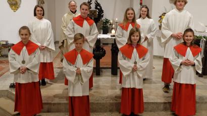 Bild: wlr
Pfarrer Berthold Heller und Pastoralreferentin Andrea Zeller freuen sich, dass auch in diesem Jahr vier Kinder den Weg gefunden haben und sich bereiterklären, im Dienst der Kirche zu dienen.