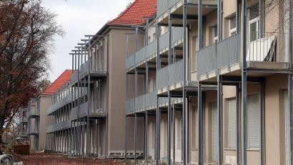 Bild: Wolfgang Steinbacher
Das ehemalige Bettenhaus: Außen ist die Sanierung beendet, im Inneren warten alle 119 Wohnungen auf den Ausbau.