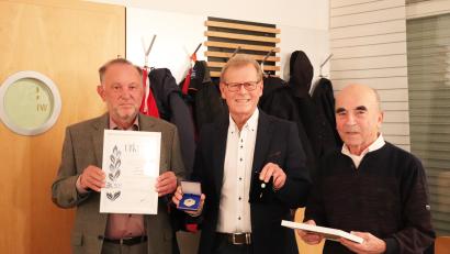 Bild: flt
Ehrenvorsitzender Norbert Zeitler und Vorsitzender Josef Zeitler (von links) hielten eine Laudatio auf das Ehrenmitglied Herbert Bock (rechts) und überreichten ihm die Auszeichnungen des BLSV und des BFV.
