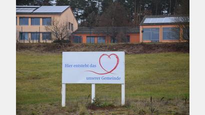 Bild: bö
Es geht voran mit der Neuen Mitte in Ebermannsdorf. Der Gemeinderat genehmigte mehrheitlich die Planung für das Gebäude, in dem Rathaus und Kindergarten untergebracht sein werden, mit 8:6 Stimmen.