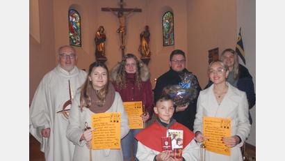 Bild: Rosemarie Ernst/exb
In der Expositur Steinmühle sind langjährige Messdiener verabschiedet und ein neuer Ministrant ins Amt eingeführt worden. Im Bild: (hinten, von links) Pfarrer Anton Witt, Simone Eckert, Lukas Bauer und Sophia Faltenbacher sowie (vorne) Sophie Patzina, der neue Messdiener Max Tanner und Antonia Bauer.