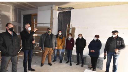 Bild: no
Beim Ortstermin mit Erläuterungen durch Architekt Markus Rösch (Zweiter von links) zur Sanierung des Altbaus der Kindertagesstätte St. Vitus warn mit dabei: Bürgermeister Dieter Dehling (Dritter von links), Kirchenpfleger Peter Falk (Dritter von rechts) und einige Gemeinderäte.