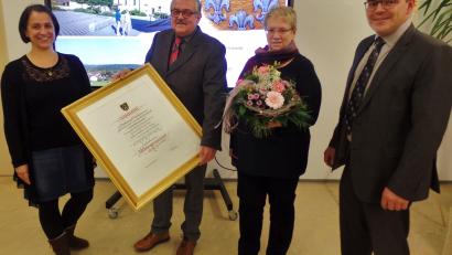 Bild: br
Bürgermeister Johannes Schmid (von rechts) überreicht an Christine Löckler einen Blumenstrauß sowie an ihren Ehemann Gerhard Löckler, der sein Amtsvorgänger ist, die Ernennungsurkunde zum Altbürgermeister. Zweite Bürgermeisterin Tanja Renner gratuliert ebenfalls.