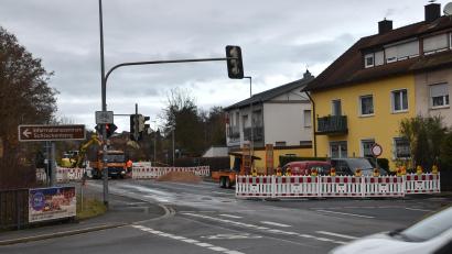 Bild: Andreas Royer
Für eine Woche ist auf der Rosenbachstraße kein Durchkommen. Grund ist eine Kabelverlegung durch den Stromversorger N-ergie. Ein großräumige Umfahrung ist eingerichtet, teilweise kommt es aber zu Behinderungen auf der Hauptstraße im Rosenberger Ortskern.