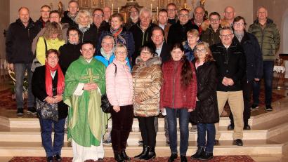 Bild: wro
Den Gottesdient in der Pfarrkirche St. Michael zelebrierte Pfarrer Konrad Amschl (vorne, Zweiter von links), der in Wiesau aufwuchs.