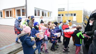 Bild: bey
Philipp Koch (rechts) vom Serviceclub "Round Table" verstaut die rund 50 Päckchen aus der Grundschule Schirmitz in seinem Kombi.