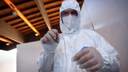 Symbolbild: Karl-Josef Hildenbrand/dpa
Ein medizinischer Angestellter nimmt einen Abstrich für einen Coronatest. Im Landkreis Tirschenreuth gab es am Montag 19 positive Coronatests.