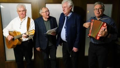 Bild: do
Den musikalischen Rahmen zum 75. Geburtstag von Manfred Neumann (Zweiter von rechts) bilden das Duo Heiner Kohl und Georg Bayerl sowie Coupletsänger Josef Kämpf.