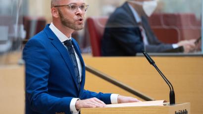 Archivbild: Sven Hoppe/dpa
Fabian Mehring (Freie Wähler) spricht.