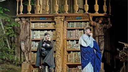 Archivbild: Norbert Grüner
Ein Element aus dem Bibliothekssaal des Klosters Waldsassen hat es bereits auf die Luisenburg geschafft: Der damalige Intendant Michael Lerchenberg (im Bild als Boandlkramer zusammen mit Schauspieler Dieter Fischer) stellte 2009 auf der Naturbühne mit dem Nachbau zweier Regalreihen und lebensgroßen Figuren einen barocken Himmel dar.