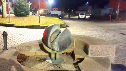 Bild: fjo
Trinkwasser ließ sich einst aus der Stele (links) des Weltkugelbrunnens auf dem Kirchplatz entnehmen. Die Marktgemeinde denkt nun darüber nach, wie der so etwas zu installieren.