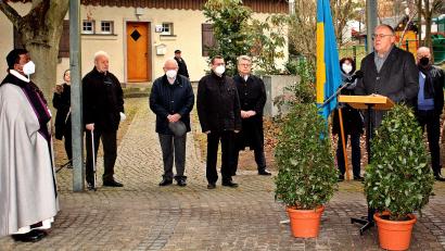 Bild: R. Kreuzer
Pfarrvikar Celestine Joseph Thazhuppil erinnert in Maria Waldrast mit Bürgermeister Lothar Höher, Kartell und Vereinen, sowie Ehrengästen am Totensonntag der Toten der Weltkriege und des Ortsteils.