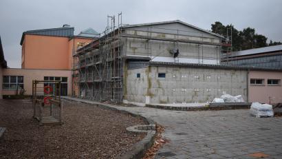 Bild: bnr
Der Einbau einer offenen Ganztagsschule in die Mittelschule Unterköblitz ist voll im Gange. 
Derzeit sind die Handwerker im Innenbereich beschäftigt.