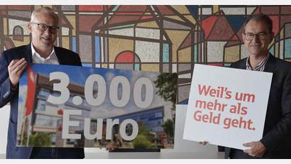 Bild: Kathrin Schmidt/exb 
Bürgermeister Bernhard Lindner (links) freut sich über die Spende für „900 samma“, die ihm Vorstandsvorsitzender Dieter Meier von der Sparkasse Amberg-Sulzbach übergibt.