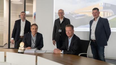 Bild:  BHS Corrugated/exb
Zufriedene Gesichter bei den Verantwortlichen von BHS Corrugated und IGZ falkenberg. Von links: Christian Schneider, Supply Production and Logistics BHS Corrugated, Alfred Meyer, Geschäftsführer IGZ, Wolfgang Gropengiesser, Geschäftsführer IGZ, Lars Engel, Geschäftsführer BHS Corrugated sowie Alexander Walberer, Projektverantwortlicher Logistikzentrum BHS Corrugated.