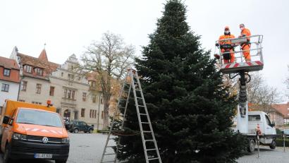 Bild: Christine Hollederer/exb
Zwei Mitarbeiter des Bauhofs haben den Weihnachtsbaum im Innenhof mit Lichterketten geschmückt. Bis vor kurzem stand der Baum noch in Köfering.