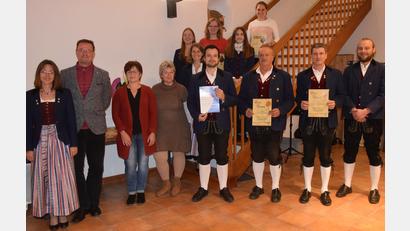 Bild: bö
Treue Mitglieder ehrt die Trachtenkapelle Hohenburg. Dazu gratulieren Vorsitzender Benjamin Siegert (rechts), die musikalische Leiterin Anja Paulus und Bürgermeister Florian Junkes (von links).